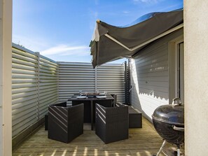 Himmel, Wolke, Gebäude, Holz, Schatten, Interior Design, Grundeigentum, Fassade, Urban Design, Tönungen Und Schatten