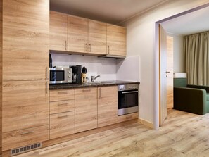 Cabinetry, Countertop, Möbel, Küchengerät, Herd, Interior Design, Holz, Küche, Gebäude, Haushaltsgerät