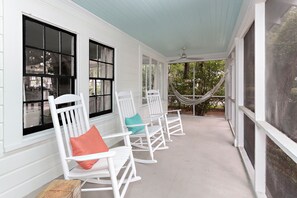 559 Magnolia - Front Screened Patio