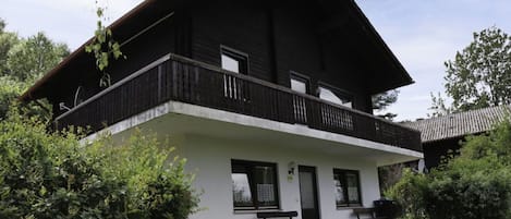 Planta, Cielo, Nube, Edificio, Propiedad, Ventana, Árbol, El Terreno Del Lote, Casa, Hierba