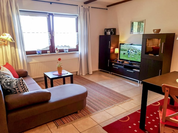 Tabelle, Eigentum, Möbel, Fenster, Couch, Gebäude, Zimmerpflanze, Fernsehen, Holz, Komfort