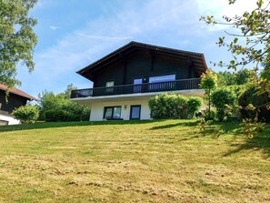 Himmel, Wolke, Pflanze, Gebäude, Fenster, Natürliche Landschaft, Haus, Baum, Die Architektur, Grundstueck