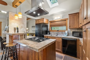 Breakfast bar for two, fully equipped kitchen