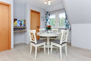 Wohnzimmer mit integriertem Küchenbereich