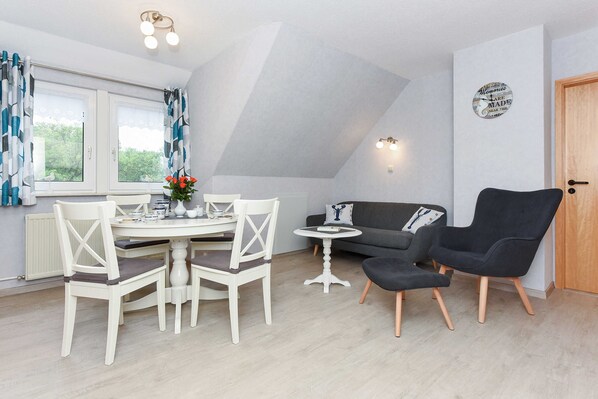 Wohnzimmer mit integriertem Küchenbereich