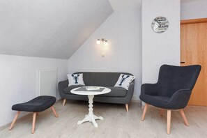 Wohnzimmer mit integriertem Küchenbereich