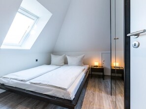 Villa Höger Whg.11 - Blick in das Schlafzimmer mit einem Doppelbett