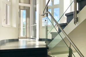 Villa Höger - Der Aufzug hält auf der Zwischenetage (3-9 Stufen) zum App.
