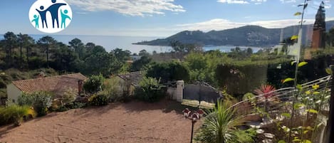 Vue sur la mer depuis la véranda, la plage est à 9mn à pied