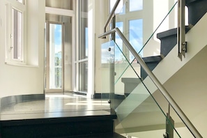 Villa Höger - Blick in das Treppenhaus und den Aufzug