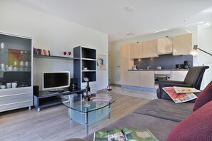 Villa Höger Whg. 08 - Blick vom Sofa auf den TV und die offene Küche