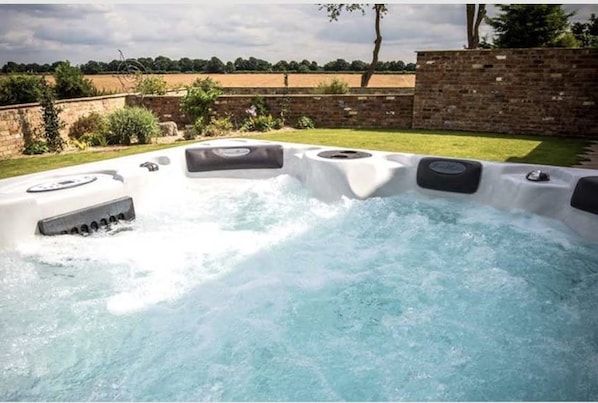 Bain à remous extérieur