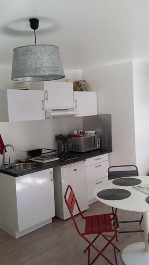 CUISINE EQUIPEE
SEL POIVRE HUILE VINAIGRE SUCREFOURNIS
PRODUIT VAISSELLE FOURNIS