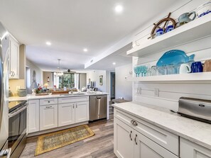 Beautifully Updated Kitchen with Stainless Steel Appliances at 4404 Island Club