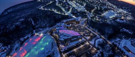 Camelback Ski Resort - walkable to Skiing and a short drive to the waterpark!