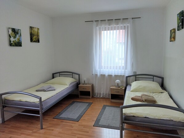 Ferienwohnung-Schlafzimmer 2 (getr. Betten)