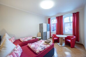 Ferienwohnung 3x2-orangene Schlafzimmer