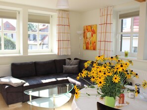 Ferienwohnung-Wohnzimmer und Essbereich