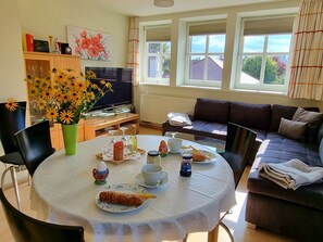 Ferienwohnung-Wohnzimmer und Essbereich