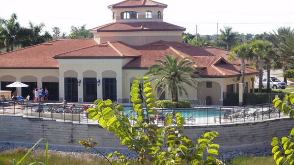 1 Bedroom/Den Condo 1st 12 Pictures: Resort style pool, hot tub and clubhouse. 