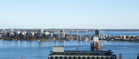 Central location with stunning views of the Swan River