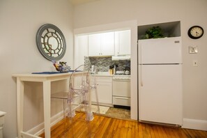 Kitchen and dining table, Gas Range in Kitchen