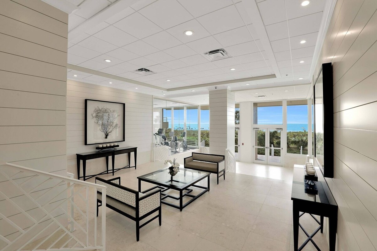 Beautifully Renovated Beachfront Condo; Resort Amenities, Beach Gear & WiFi ~Walk to Everything