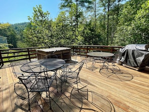 Nestled Inn Outdoor Hot Tub & Patio