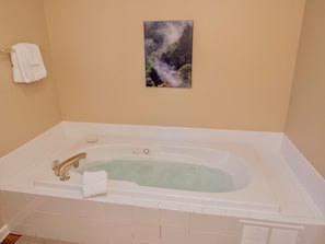 Nestled Inn jacuzzi tub in upstairs bathroom