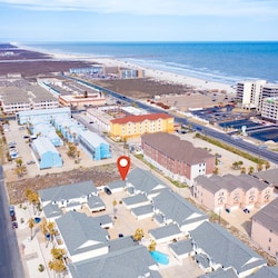 One block away from the beach. 5 min walk or two minute drive