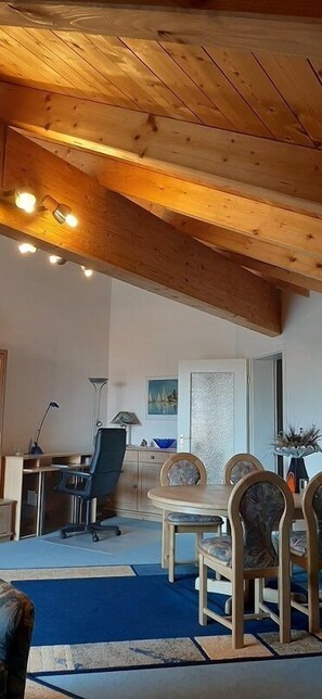 Ferienwohnung mit 2 Schlafzimmern und Balkon, 83 qm-Wohnbereich mit Schreibtisch