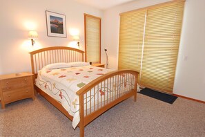 Bedroom 1 - Queen bed