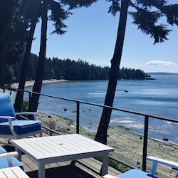 BEACHFRONT - private beach access and 180-degree up-close views