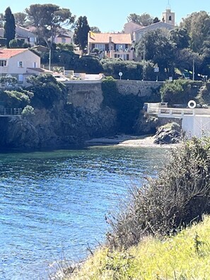 How close are we to the sea?? This close! Path to the beach at our door step.