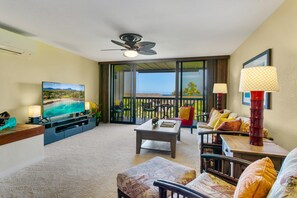 Living room with Amazing ocean views