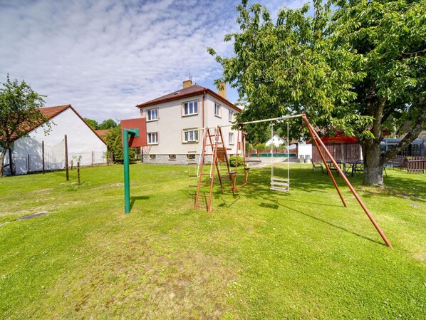Ciel, Plante, Nuage, Propriété, Arbre, Lot Terre, Herbe, Bâtiment, Maison, Loisir