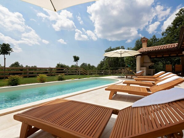 Propriété, Piscine, Recours, Balancelle, Bâtiment, Mobilier De Jardin, Maison, Immobilier, Vacances, Ciel