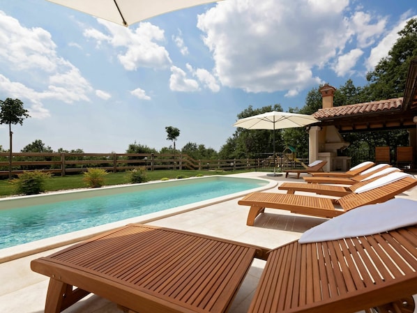 Property, Swimming Pool, Resort, Sunlounger, Building, Outdoor Furniture, House, Real Estate, Vacation, Sky