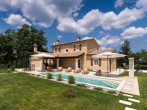 Plante, Nuage, Ciel, Bâtiment, Propriété, Fenêtre, Arbre, Maison, Piscine, Lot Terre