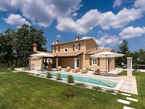 Plant, Cloud, Sky, Building, Property, Window, Tree, House, Swimming Pool, Land Lot