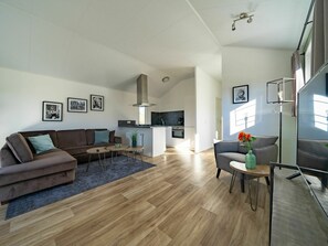 Wohnzimmer, Zimmer, Interior Design, Eigentum, Holzboden, Fussboden, Möbel, Laminatboden, Gebäude, Hartholz