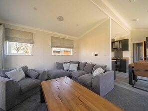 Room, Property, Furniture, Interior Design, Living Room, Building, Floor, Ceiling, House, Real Estate