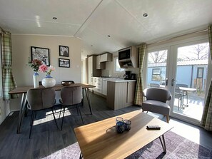 Eigentum, Zimmer, Interior Design, Wohnzimmer, Möbel, Gebäude, Haus, Decke, Fussboden, Zuhause