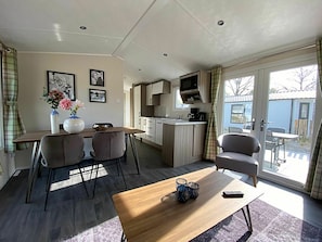 Eigentum, Zimmer, Interior Design, Wohnzimmer, Möbel, Gebäude, Haus, Decke, Fussboden, Zuhause