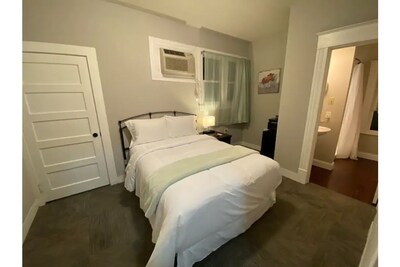 Pistachio Room (Full Bed, Private Bath)