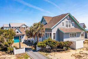 Even Keel - beautiful 4BR,  4.5BA home w/ detached 2 cart garage 