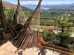 Hängeschaukel zum Relaxen auf unserer Terrasse