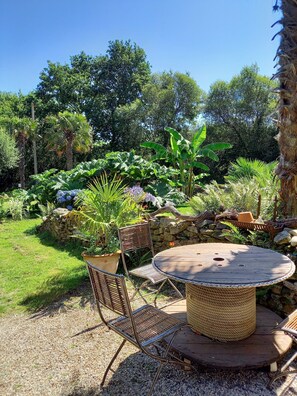 la terrasse devant la maison, vu de l'entrée , plein sud
