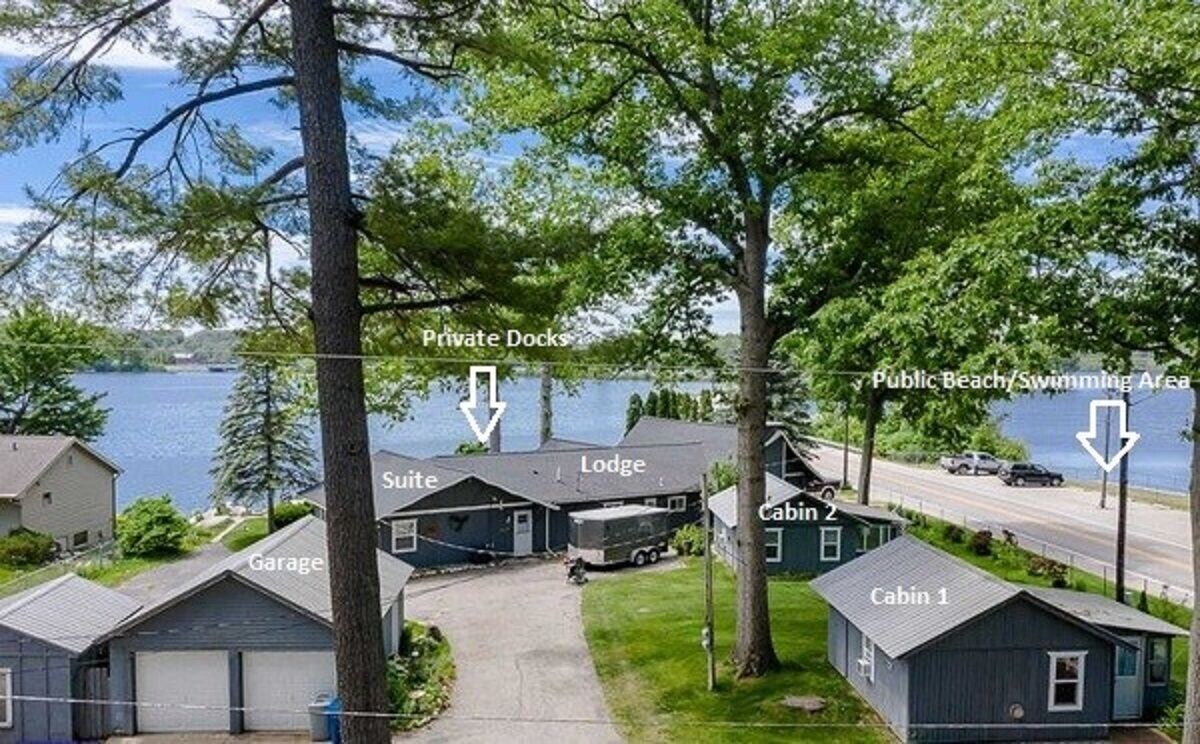 Pet friendly cabin w/ dock, kayaks, bikes, firepit, grill
