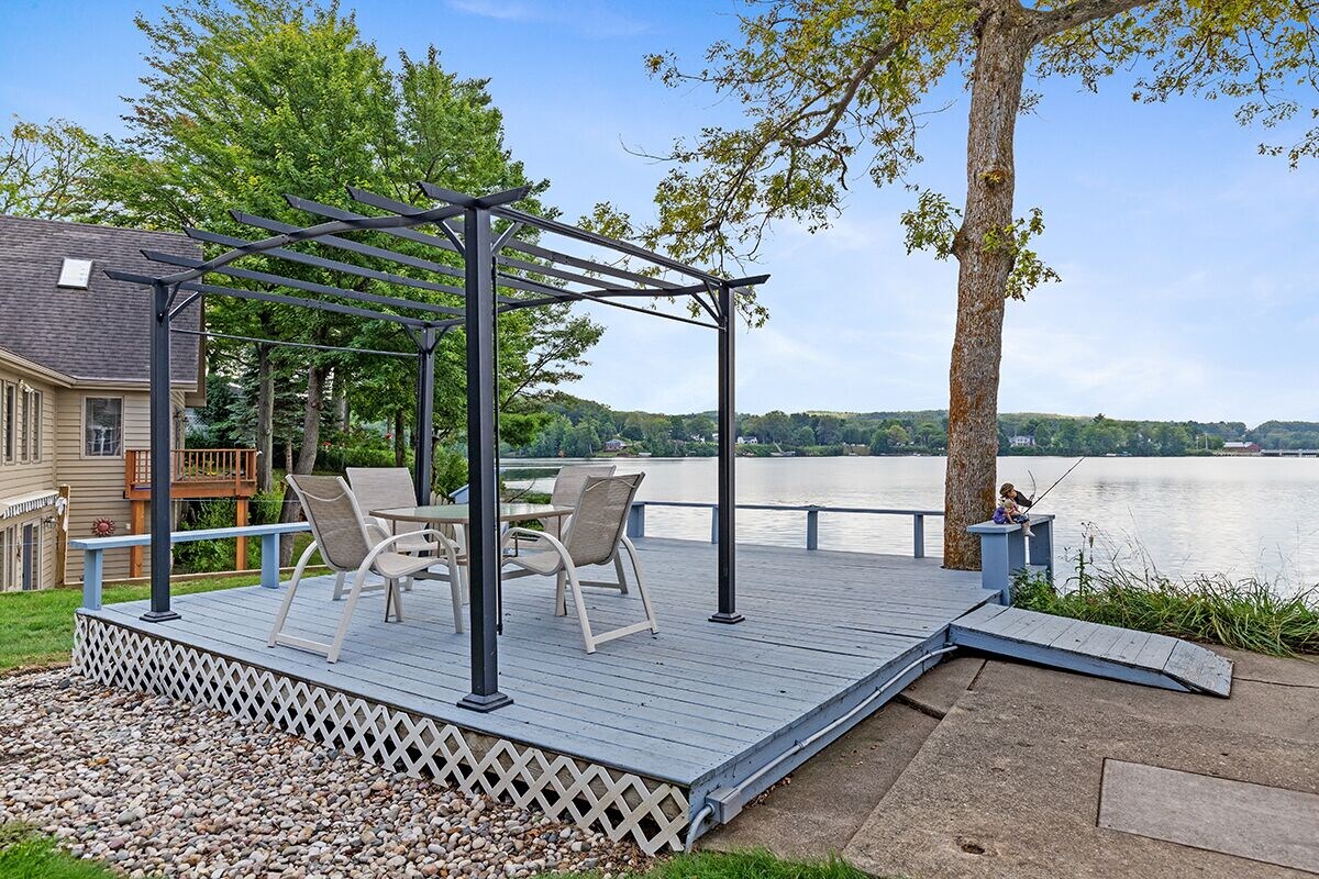 Waterfront Suite w/ dock, kayaks, bikes, grill, firepit